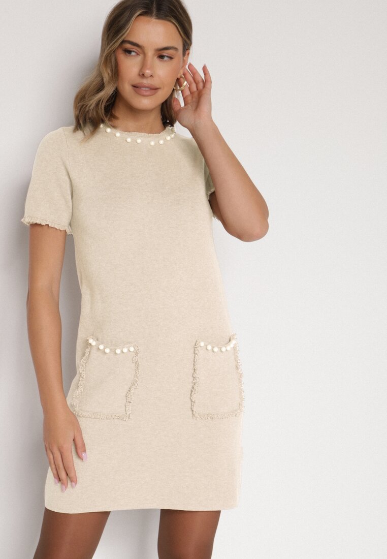 Jasnobeżowa Trapezowa Sukienka Sweterkowa Ozdobiona Perełkami Eletusa
