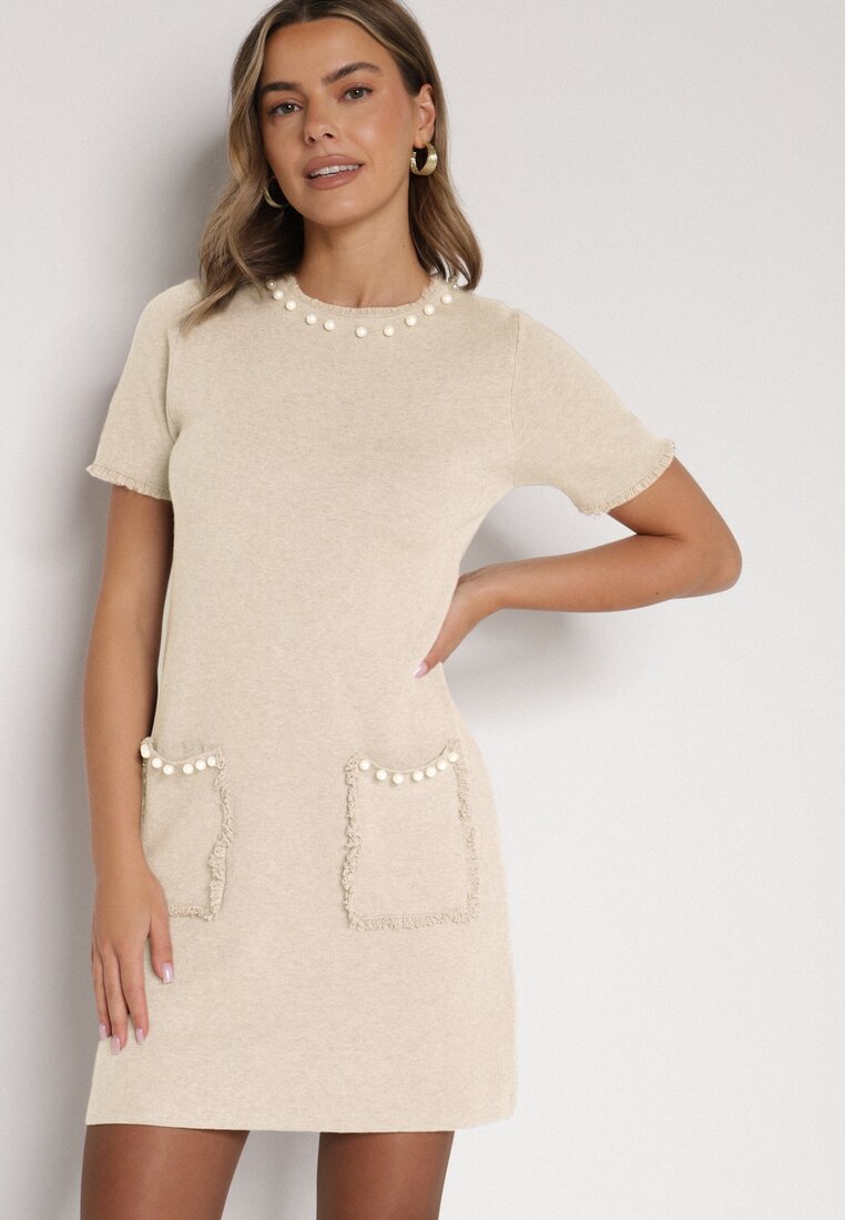 Jasnobeżowa Trapezowa Sukienka Sweterkowa Ozdobiona Perełkami Eletusa