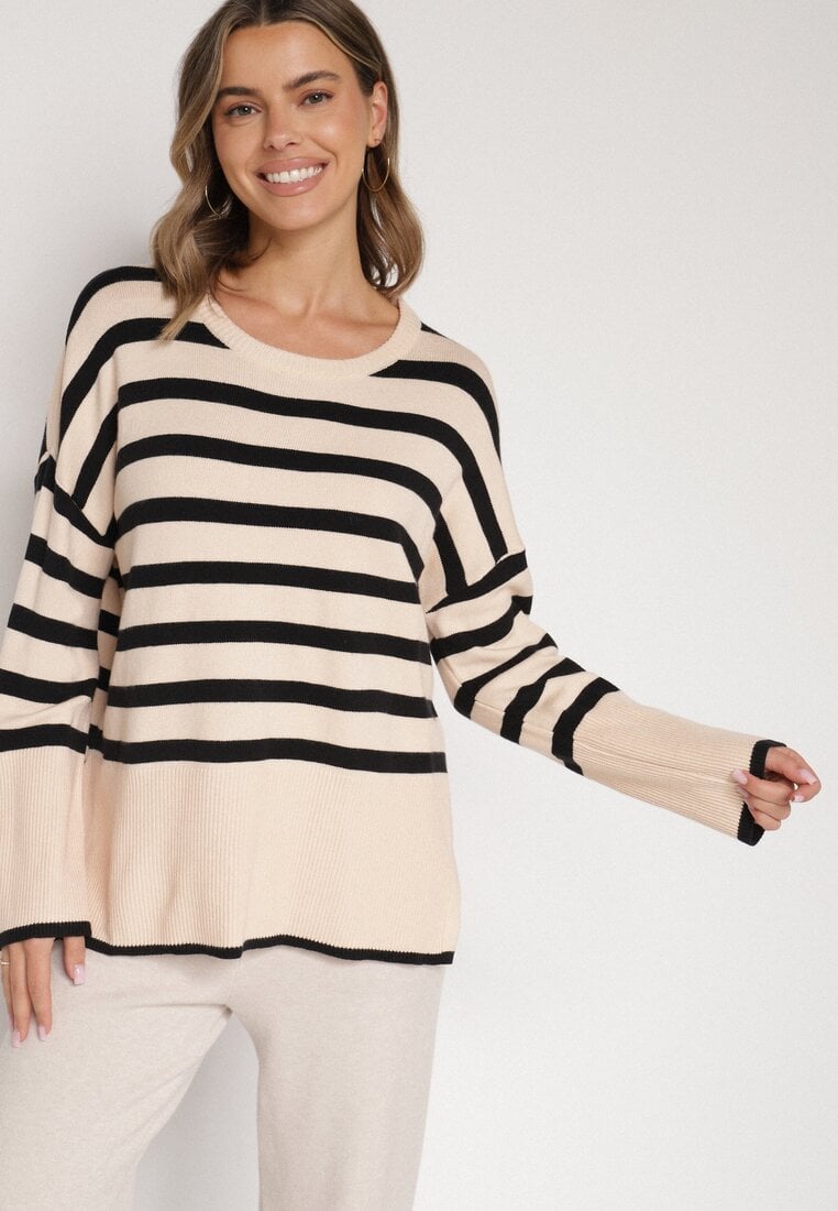 Czarno-Kremowy Sweter o Kroju Oversize z Motywem Pasków Irtusa