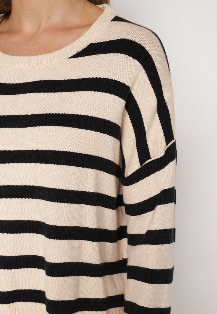 Czarno-Kremowy Sweter o Kroju Oversize z Motywem Pasków Irtusa