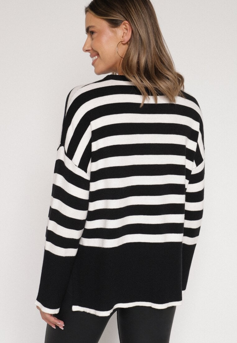 Biało-Czarny Sweter o Kroju Oversize z Motywem Pasków Irtusa