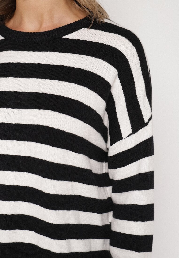 Biało-Czarny Sweter o Kroju Oversize z Motywem Pasków Irtusa