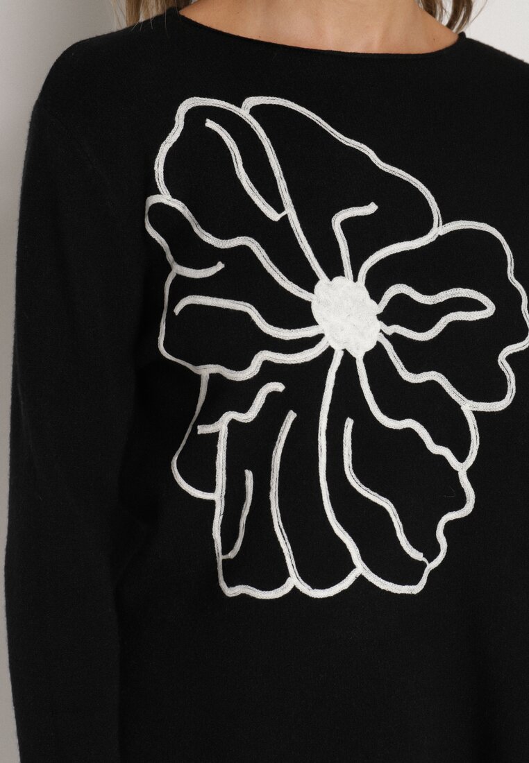 Czarny Sweter Ozdobiony Haftowanymi Kwiatami Halatusea
