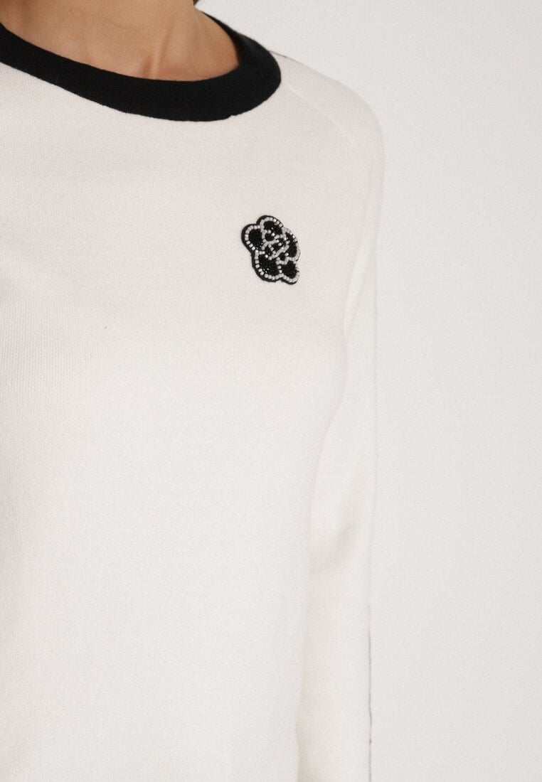 Biały Sweter Ozdobiony Paskami i Aplikacją Tusanne