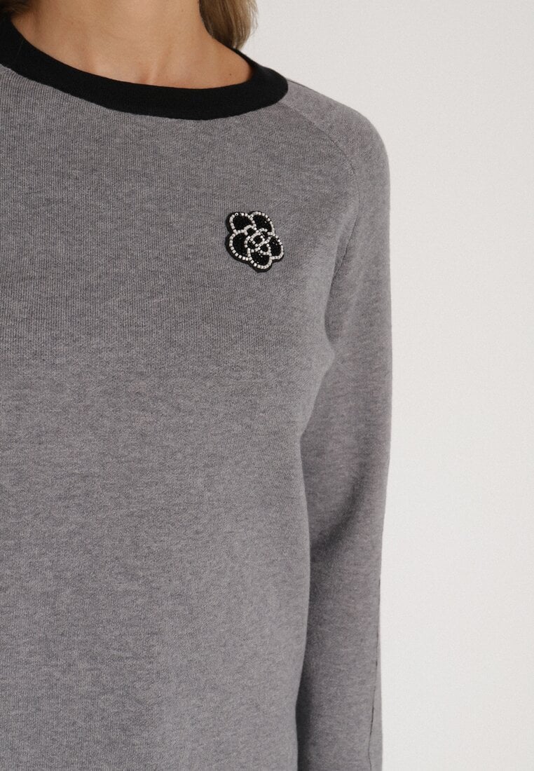 Szary Sweter Ozdobiony Paskami i Aplikacją Tusanne