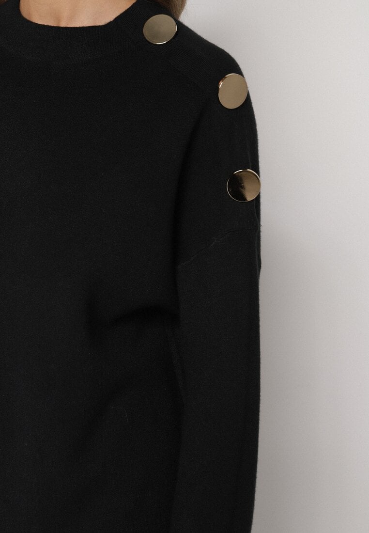Czarna Sweterkowa Sukienka Pudełkowa Ozdobiona z Boku Guzikami Tustina
