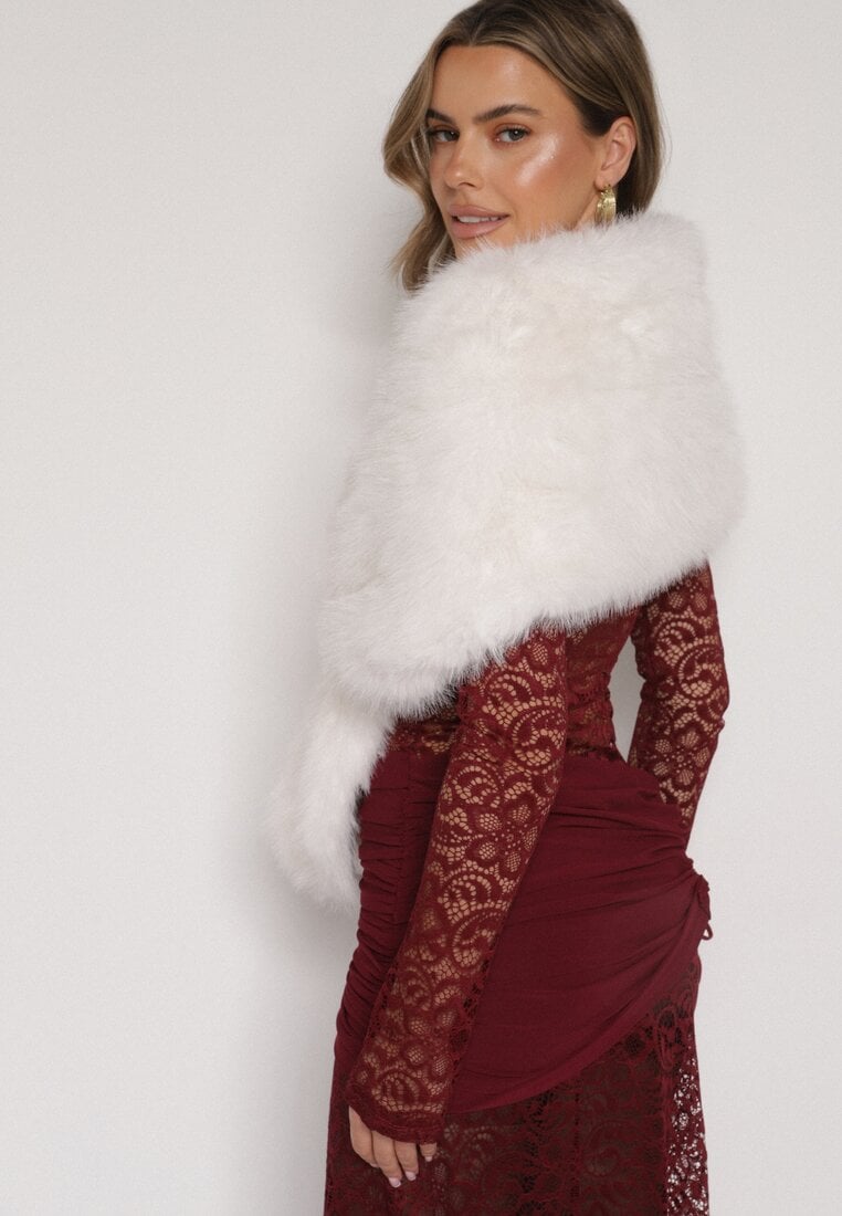 Białe Futrzane Ponczo z Zapięciem Montillene