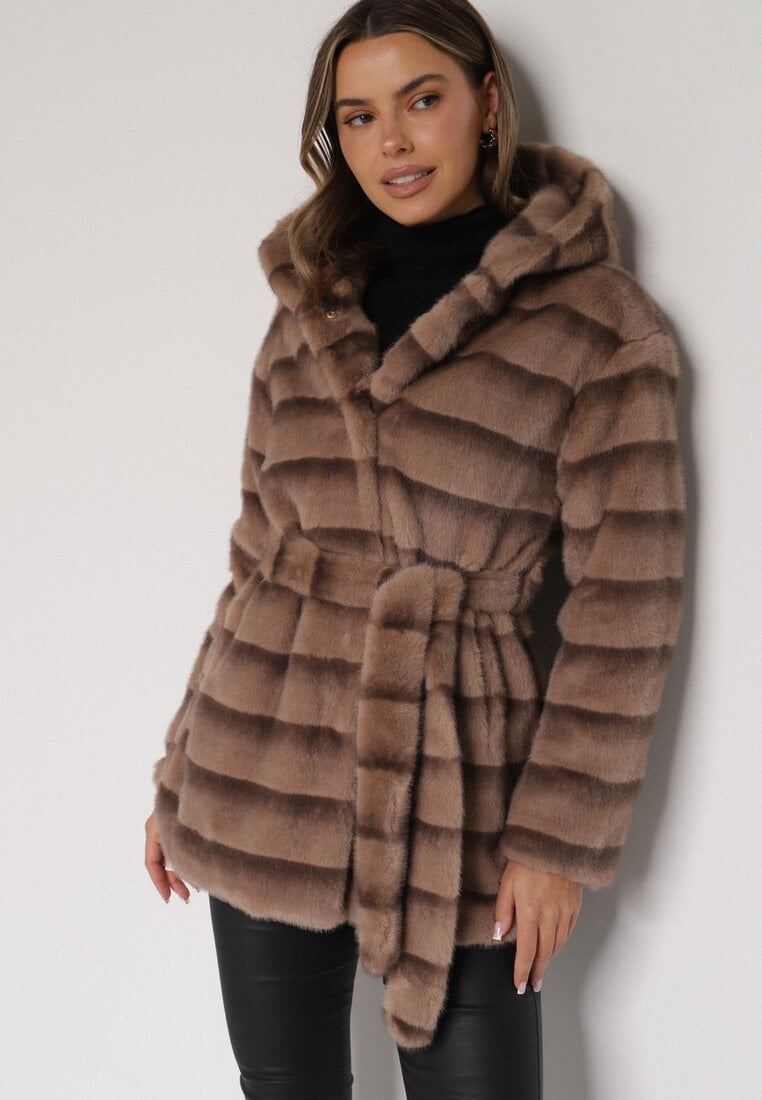 Jasnobrązowa Futrzana Kurtka z Nieodpinanym Kapturem i Paskiem Zetova