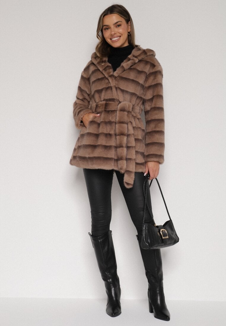 Jasnobrązowa Futrzana Kurtka z Nieodpinanym Kapturem i Paskiem Zetova