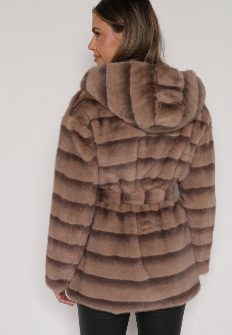 Jasnobrązowa Futrzana Kurtka z Nieodpinanym Kapturem i Paskiem Zetova