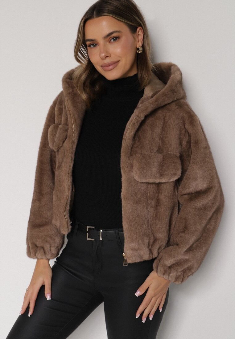 Jasnobrązowa Futrzana Kurtka Bomberka z Kapturem i Ozdobną Imitacją Kieszeni Awedalia