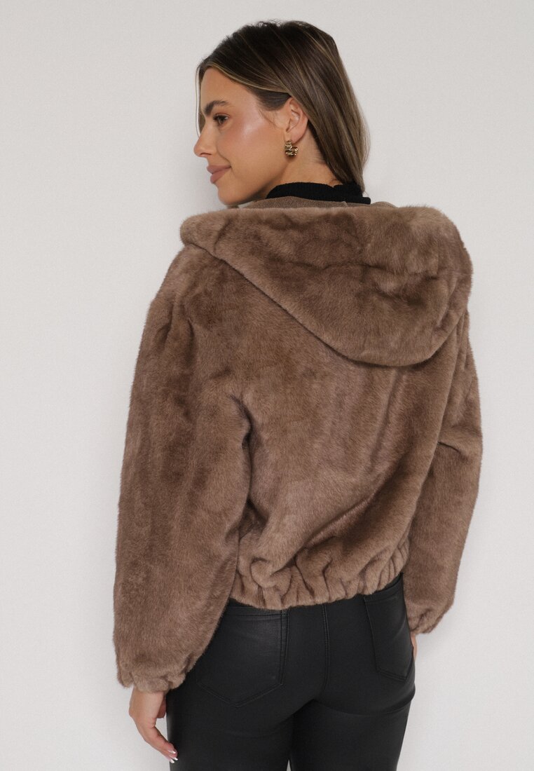 Jasnobrązowa Futrzana Kurtka Bomberka z Kapturem i Ozdobną Imitacją Kieszeni Awedalia