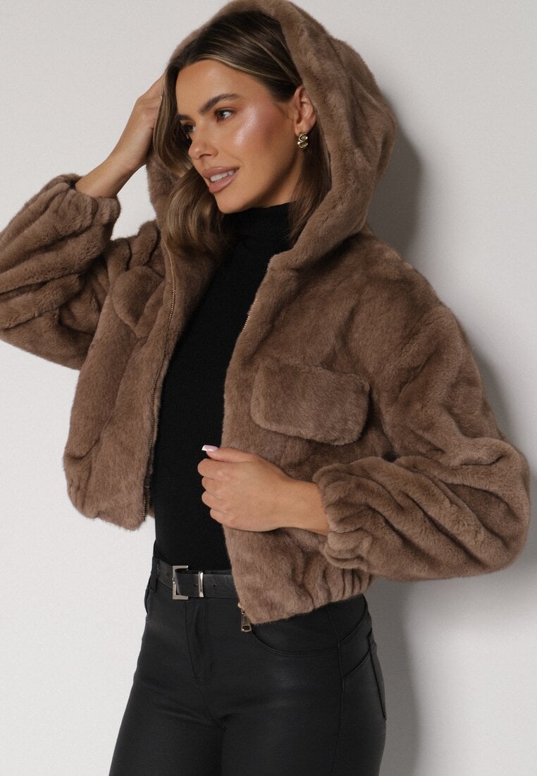 Jasnobrązowa Futrzana Kurtka Bomberka z Kapturem i Ozdobną Imitacją Kieszeni Awedalia