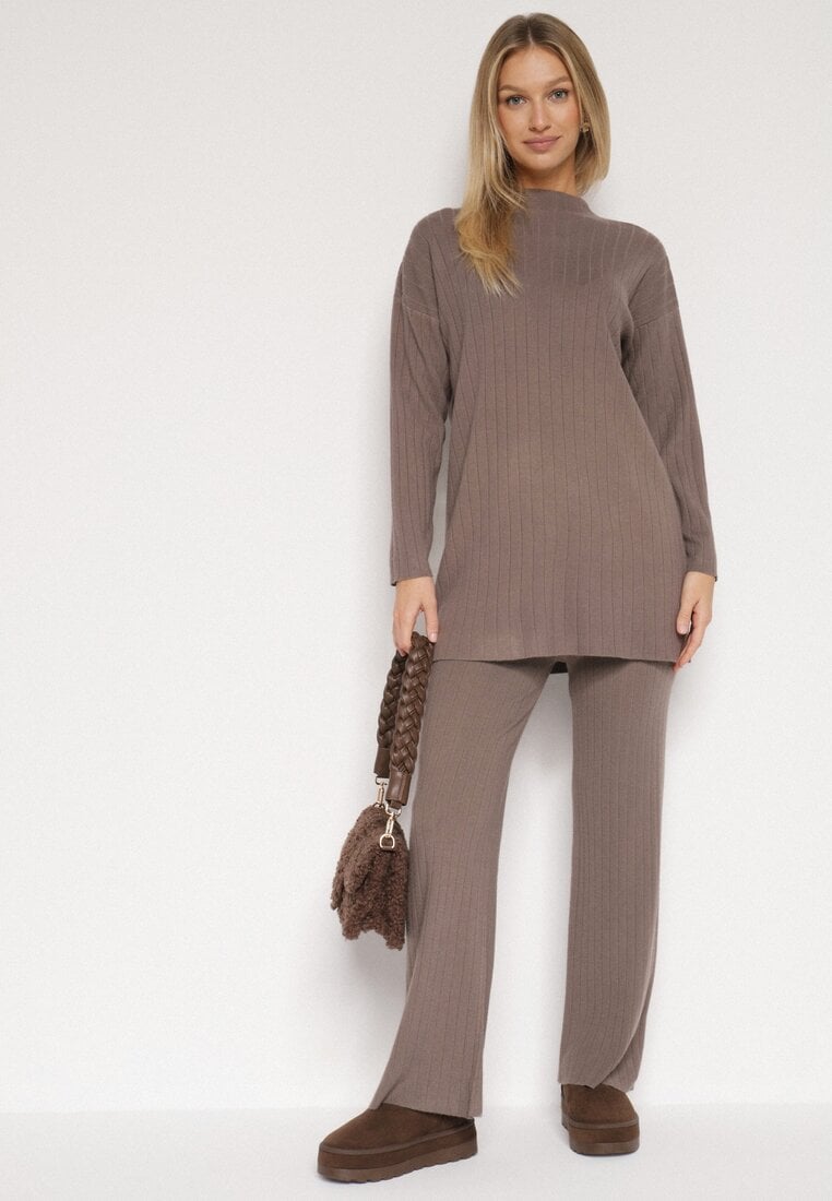 Ciemnobeżowy Prążkowany Komplet Dzianinowy z Bawełną Sweter z Półgolfem i Spodnie Elweda