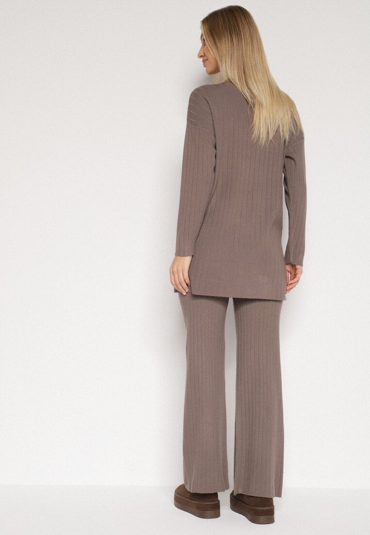 Ciemnobeżowy Prążkowany Komplet Dzianinowy z Bawełną Sweter z Półgolfem i Spodnie Elweda