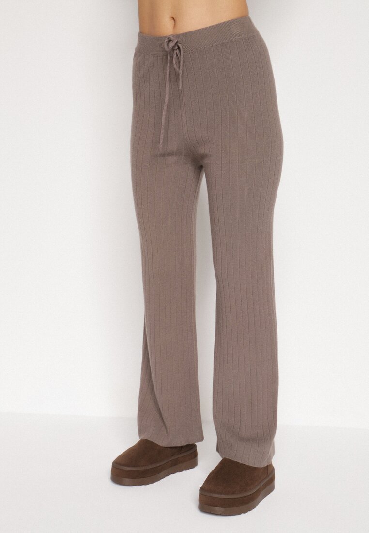 Ciemnobeżowy Prążkowany Komplet Dzianinowy z Bawełną Sweter z Półgolfem i Spodnie Elweda