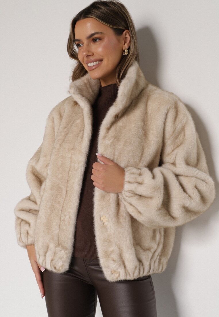 Beżowa Kurtka Futerko o Kroju Bomberki z Kieszeniami Tiwedara