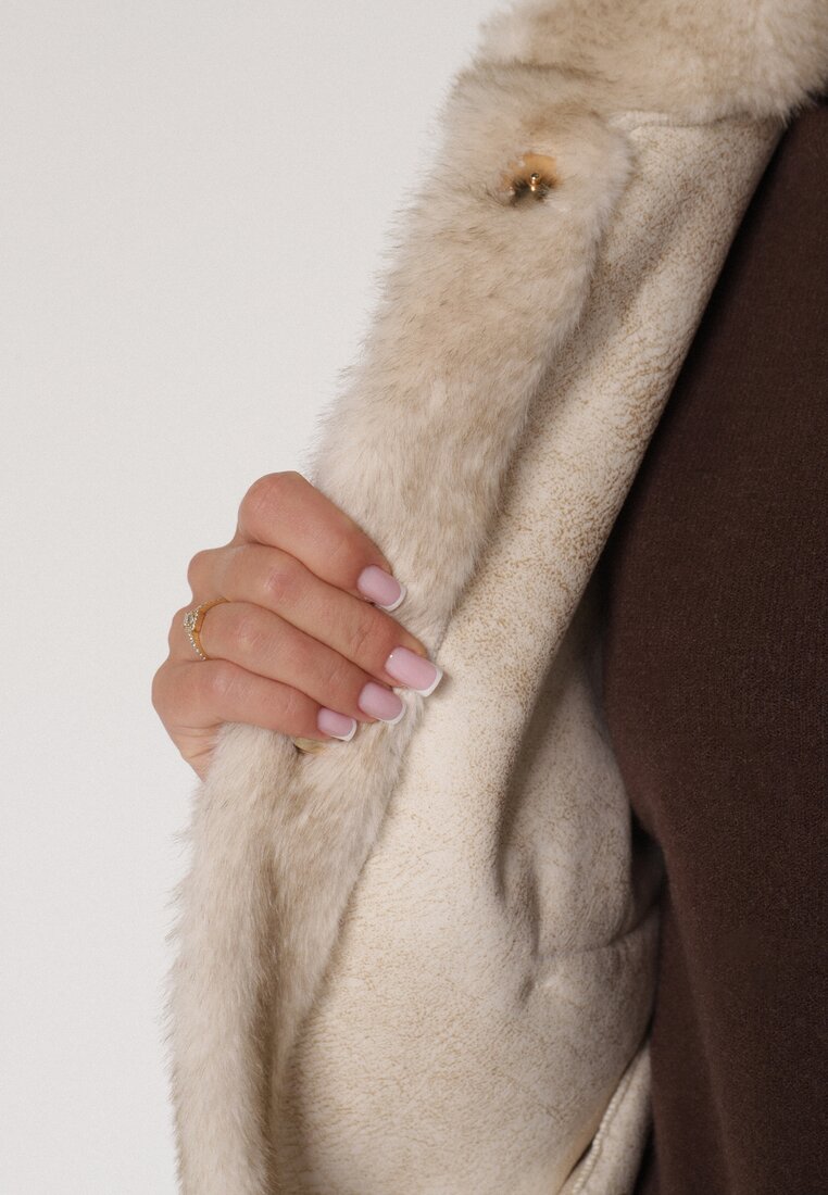 Beżowa Kurtka Futerko o Kroju Bomberki z Kieszeniami Tiwedara