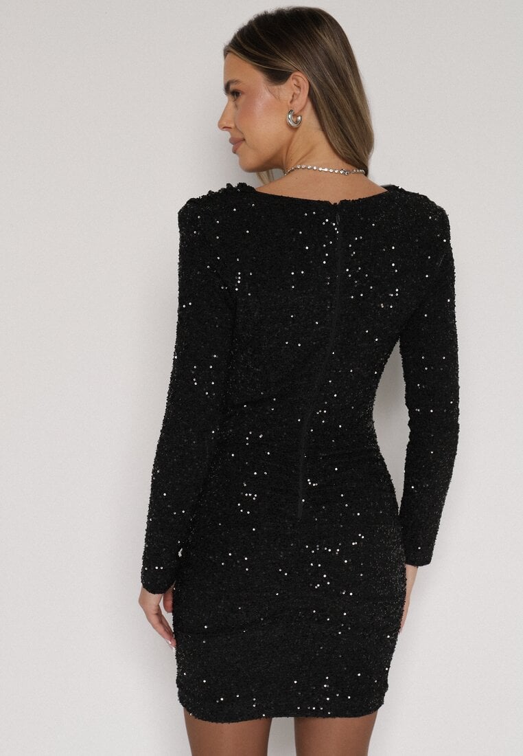 Czarna Dopasowana Sukienka Wieczorowa z Lejącym Dekoltem i Cekinami Siwedea