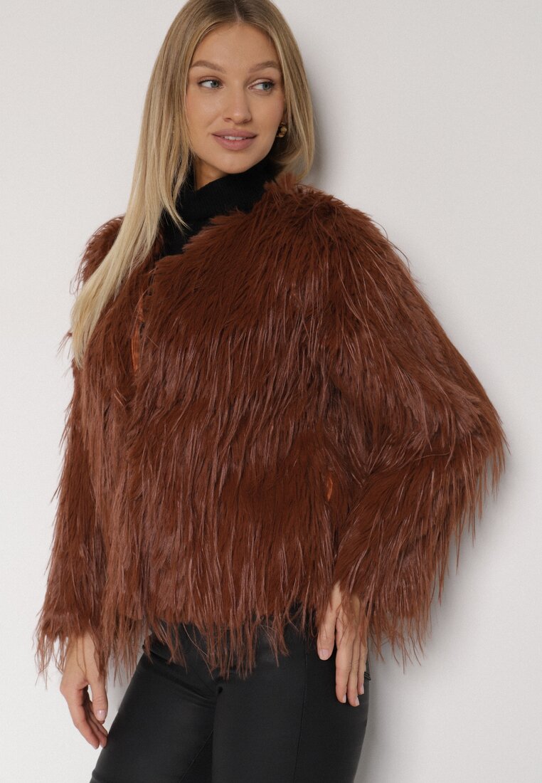 Brązowa Kurtka Futrzana o Prostym Kroju Zapinana na Haftki Siarale