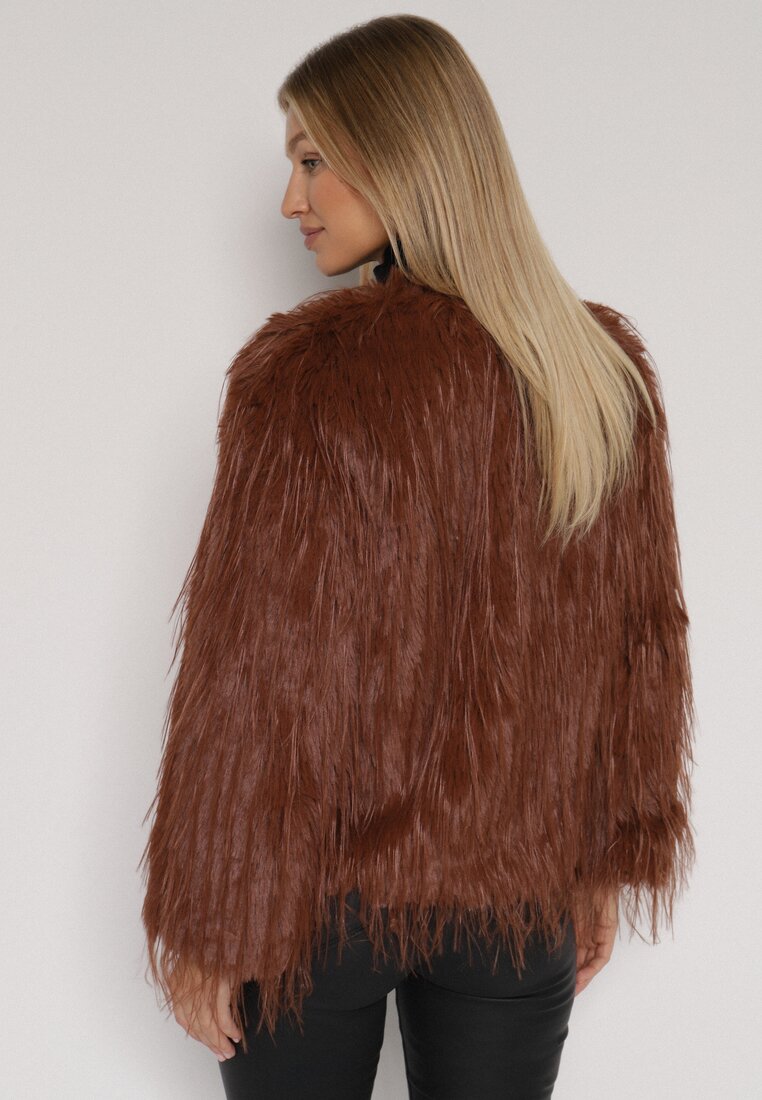 Brązowa Kurtka Futrzana o Prostym Kroju Zapinana na Haftki Siarale