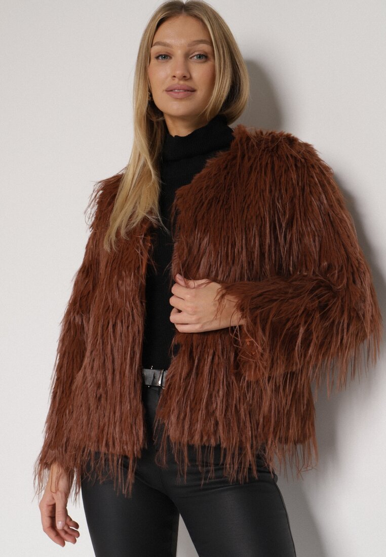 Brązowa Kurtka Futrzana o Prostym Kroju Zapinana na Haftki Siarale