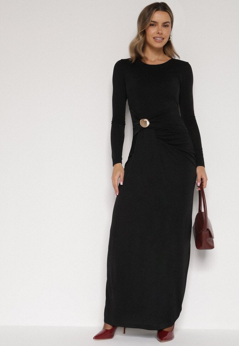 Czarna Taliowana Sukienka o Eleganckim Kroju z Marszczeniem i Aplikacją Sewedina