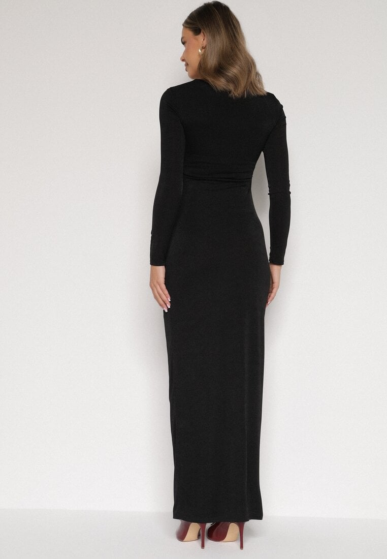 Czarna Taliowana Sukienka o Eleganckim Kroju z Marszczeniem i Aplikacją Sewedina
