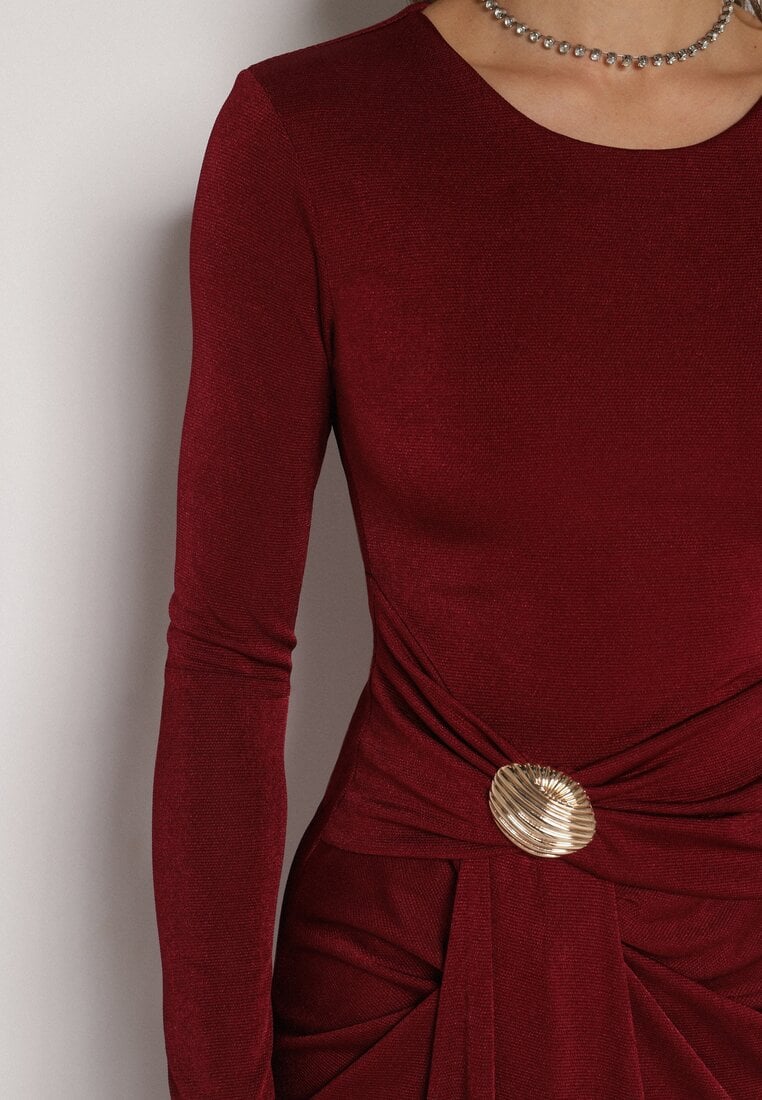 Bordowa Taliowana Sukienka o Eleganckim Kroju z Marszczeniem i Aplikacją Sewedina