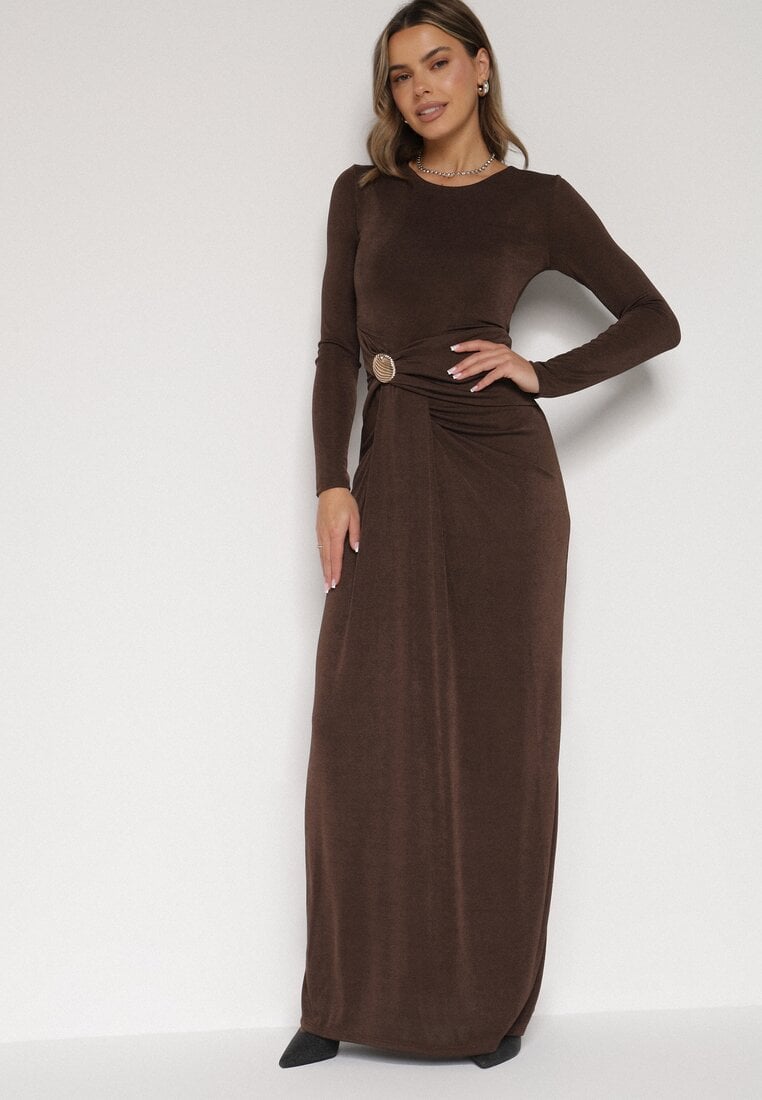 Brązowa Taliowana Sukienka o Eleganckim Kroju z Marszczeniem i Aplikacją Sewedina