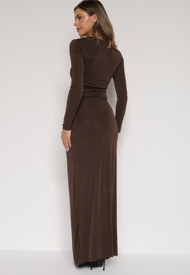 Brązowa Taliowana Sukienka o Eleganckim Kroju z Marszczeniem i Aplikacją Sewedina