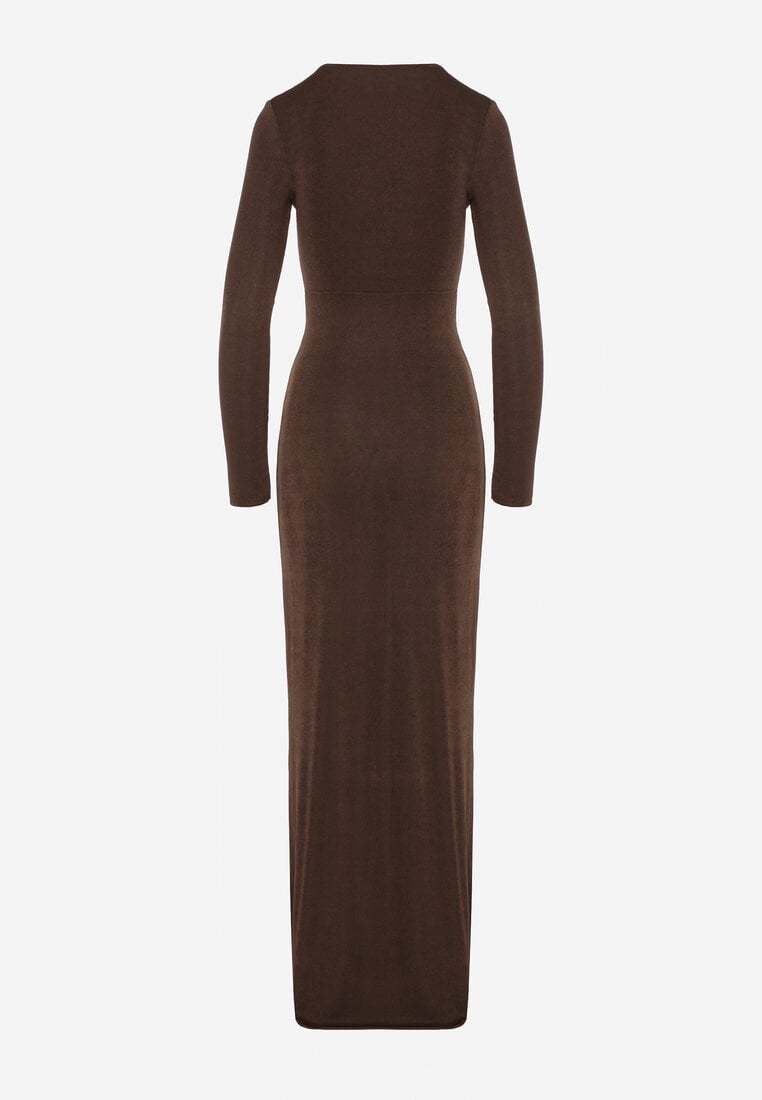 Brązowa Taliowana Sukienka o Eleganckim Kroju z Marszczeniem i Aplikacją Sewedina