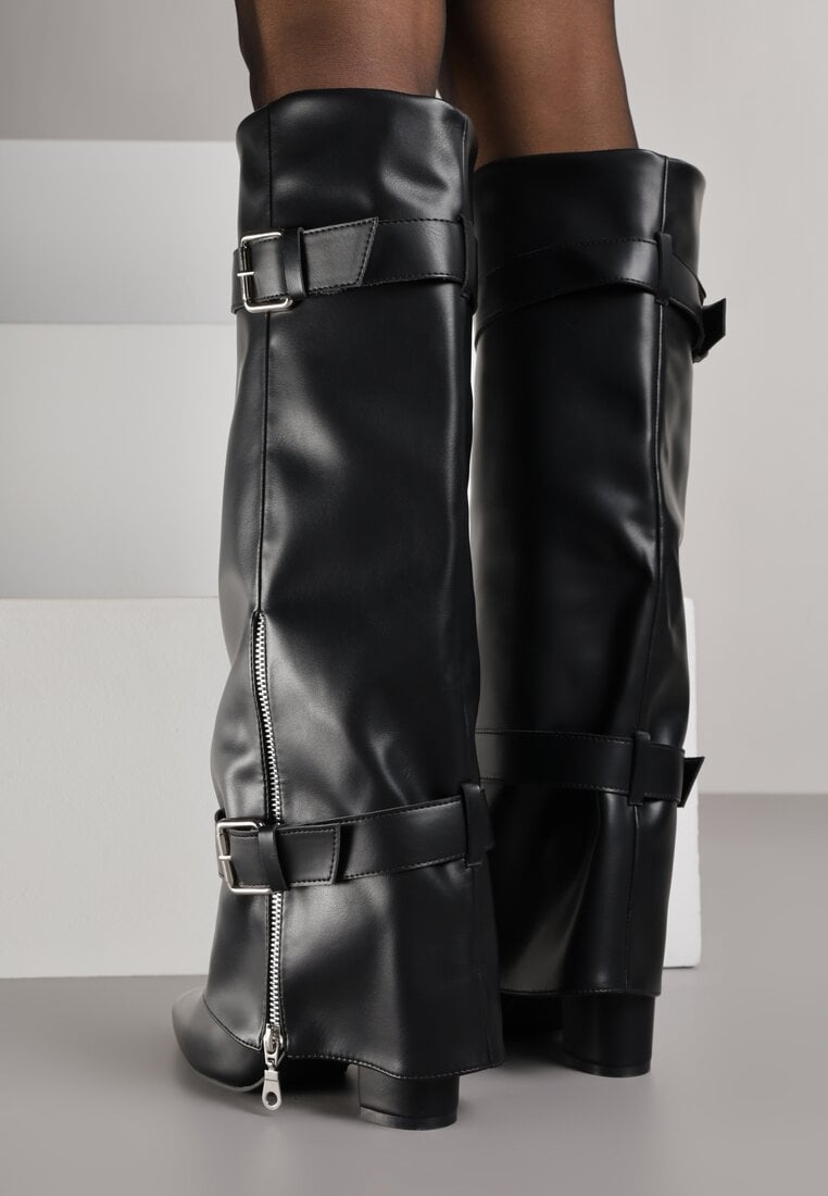 Czarne Kozaki na Słupku z Wywiniętą Cholewką Zdobioną Klamrami i Suwakiem Unwedina