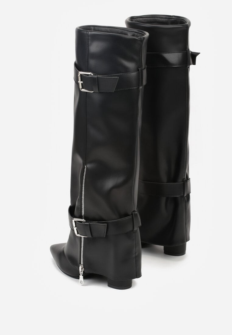 Czarne Kozaki na Słupku z Wywiniętą Cholewką Zdobioną Klamrami i Suwakiem Unwedina