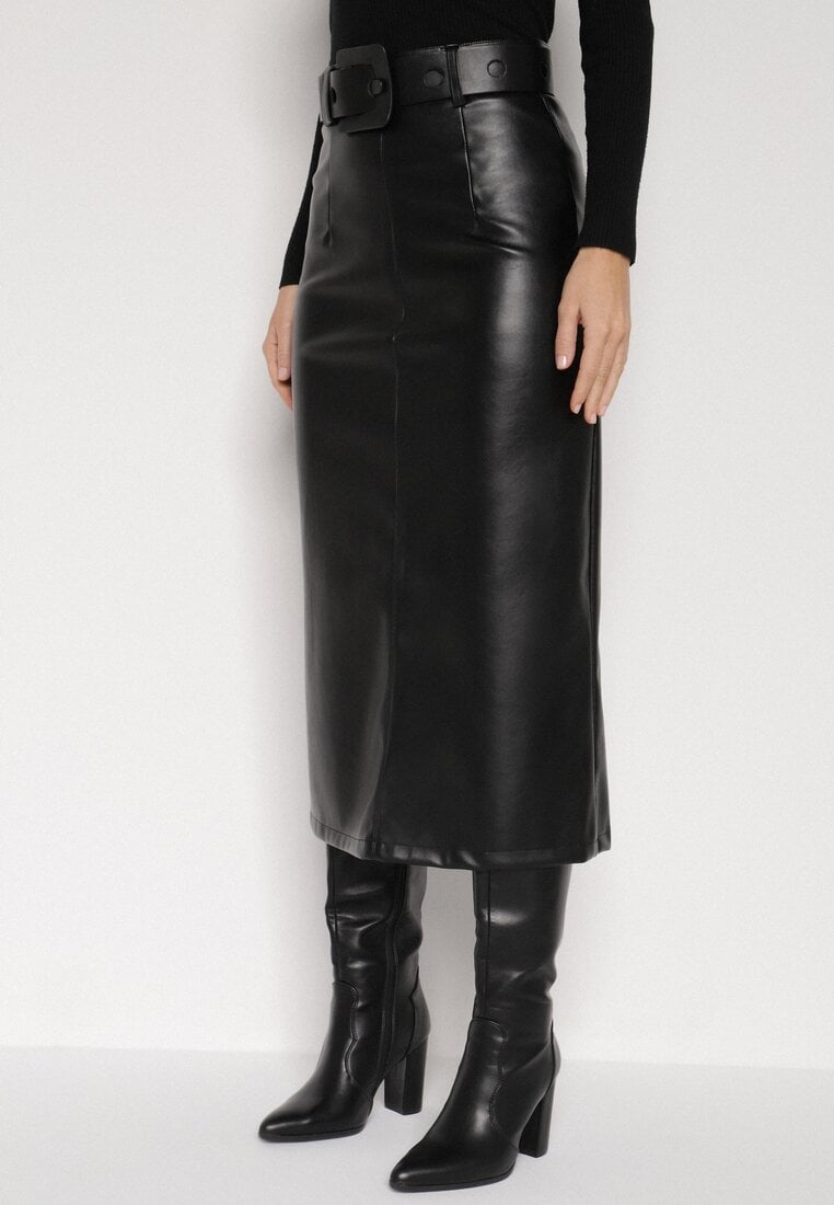 Czarna Spódnica Ołówkowa z Imitacji Skóry z Paskiem z Dużą Klamrą Rewedia