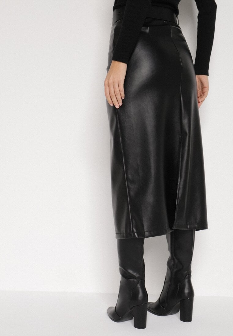 Czarna Spódnica Ołówkowa z Imitacji Skóry z Paskiem z Dużą Klamrą Rewedia
