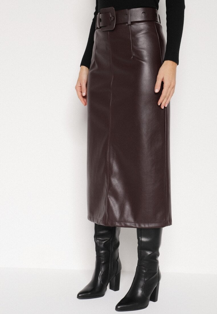 Bordowa Spódnica Ołówkowa z Imitacji Skóry z Paskiem z Dużą Klamrą Rewedia