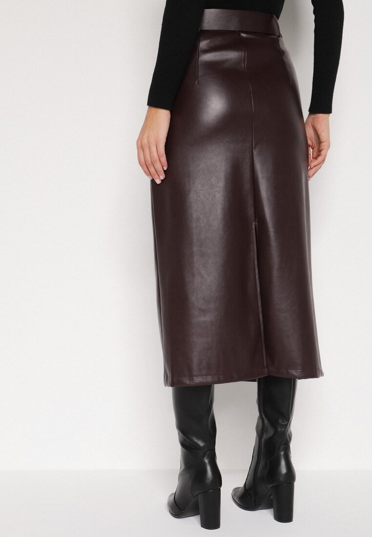 Bordowa Spódnica Ołówkowa z Imitacji Skóry z Paskiem z Dużą Klamrą Rewedia
