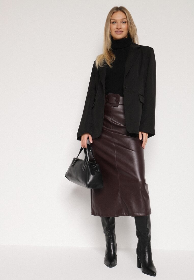 Bordowa Spódnica Ołówkowa z Imitacji Skóry z Paskiem z Dużą Klamrą Rewedia