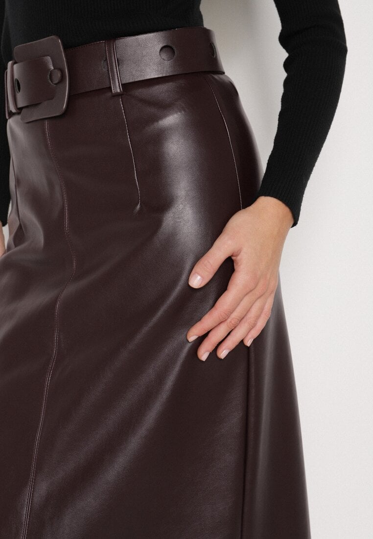 Bordowa Spódnica Ołówkowa z Imitacji Skóry z Paskiem z Dużą Klamrą Rewedia