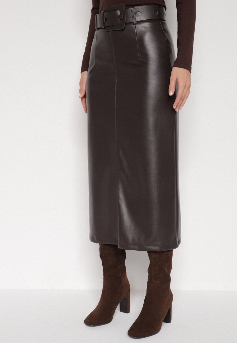 Brązowa Spódnica Ołówkowa z Imitacji Skóry z Paskiem z Dużą Klamrą Rewedia