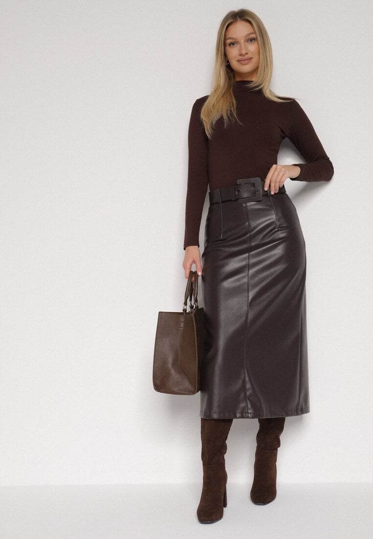 Brązowa Spódnica Ołówkowa z Imitacji Skóry z Paskiem z Dużą Klamrą Rewedia