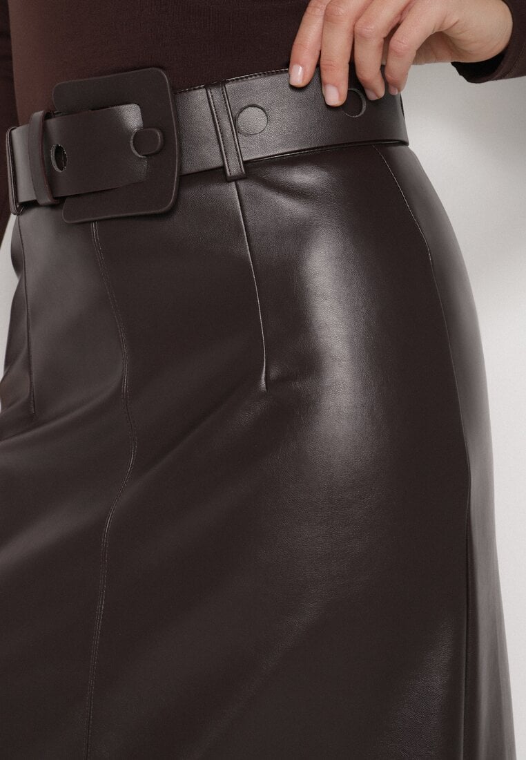 Brązowa Spódnica Ołówkowa z Imitacji Skóry z Paskiem z Dużą Klamrą Rewedia