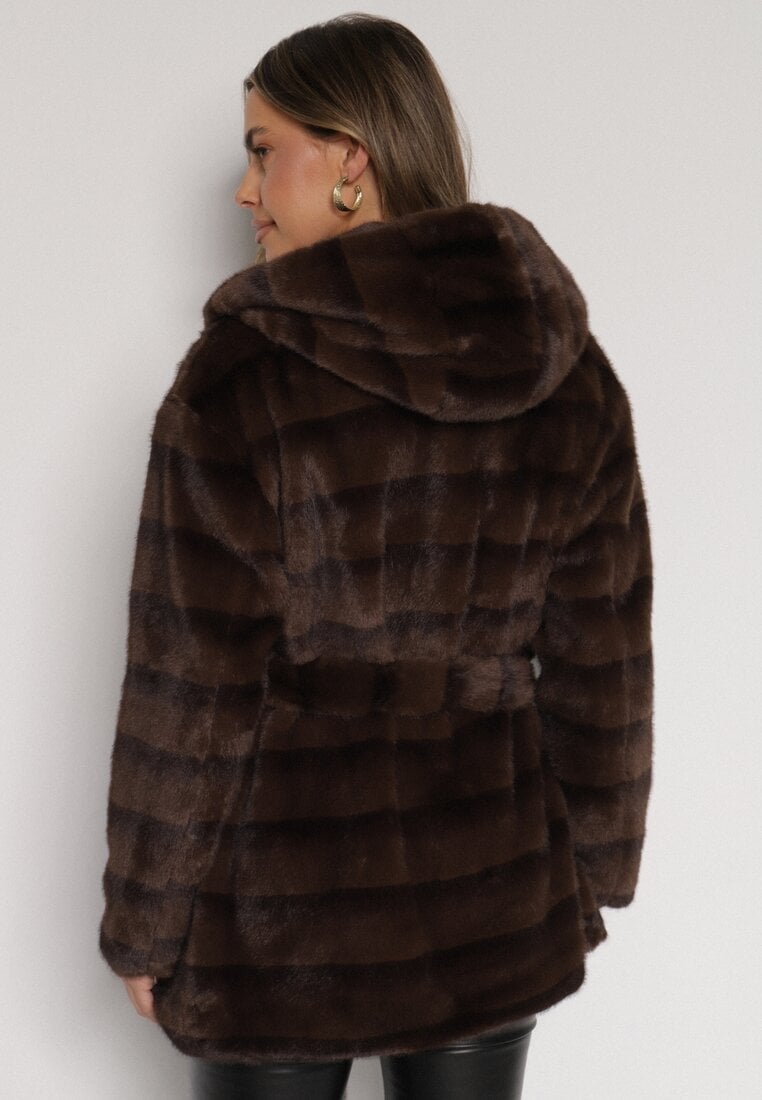 Brązowa Futrzana Kurtka z Nieodpinanym Kapturem i Paskiem Zetova