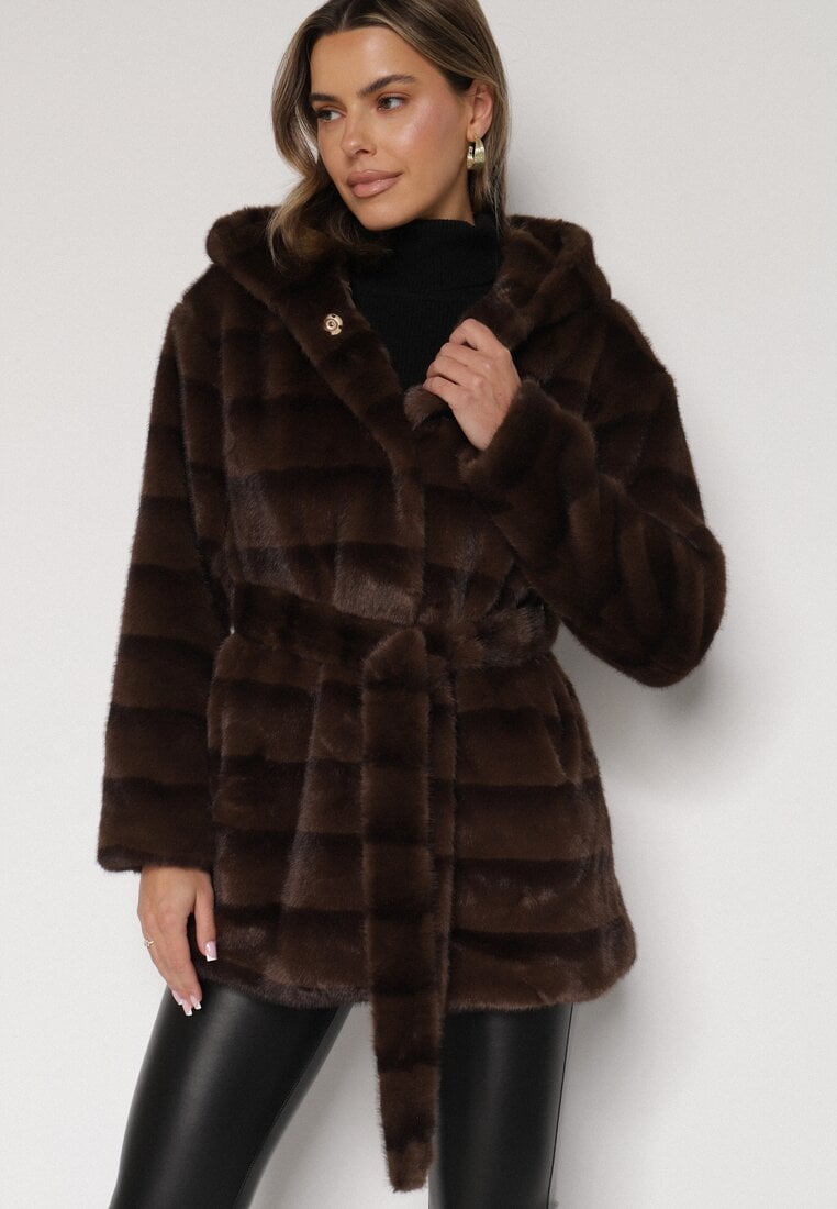 Brązowa Futrzana Kurtka z Nieodpinanym Kapturem i Paskiem Zetova