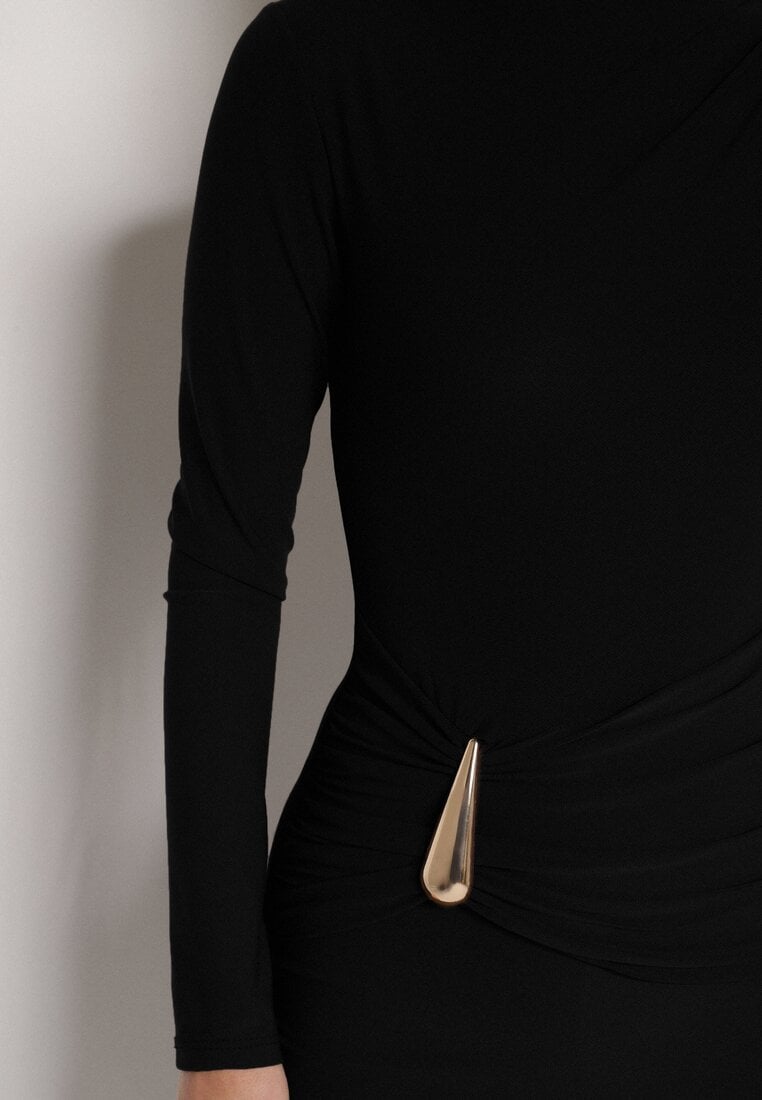 Czarna Dopasowana Sukienka Ozdobiona Metalicznymi Aplikacjami Vetimala