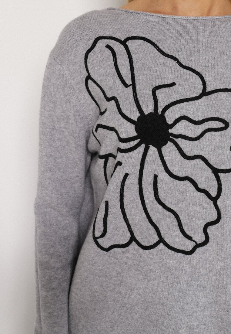 Szary Sweter Ozdobiony Haftowanymi Kwiatami Halatusea