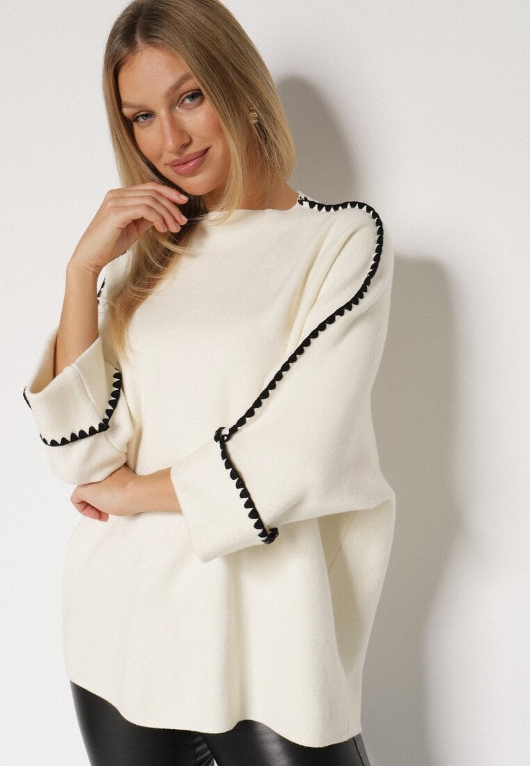 Jasnobeżowy Sweter z Kontrastową Lamówką Tuselle