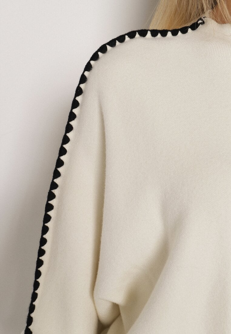 Jasnobeżowy Sweter z Kontrastową Lamówką Tuselle
