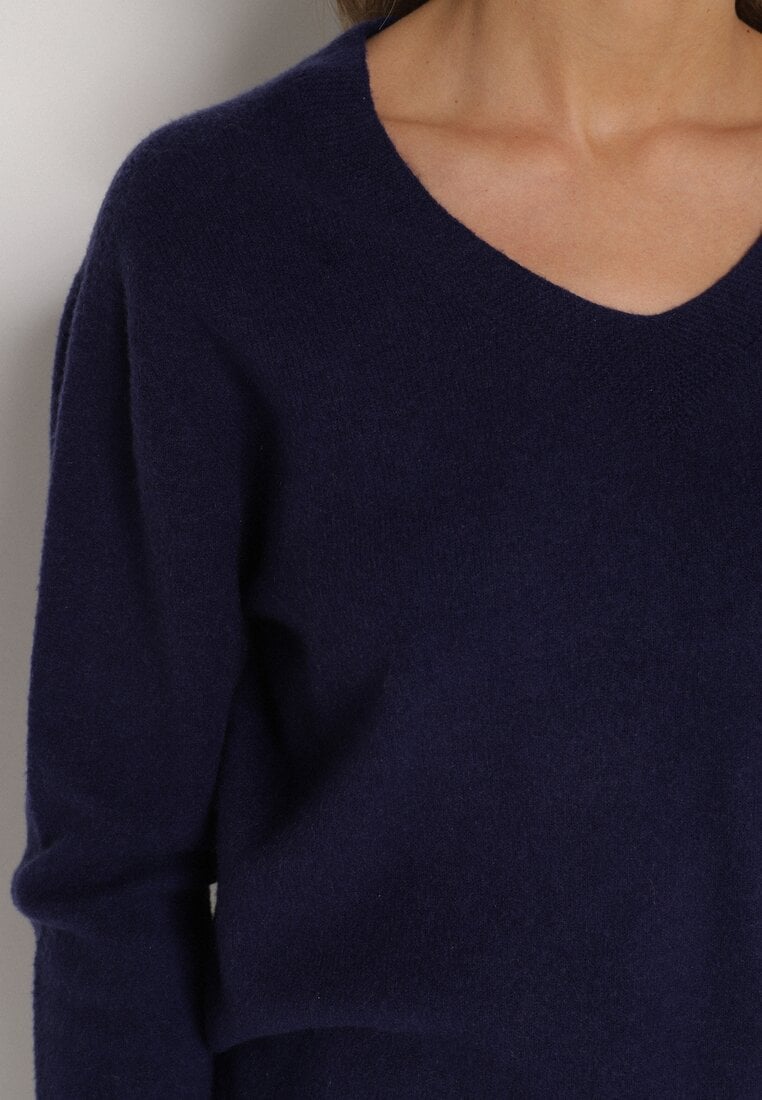 Granatowy Sweter z Wiskozą i Wełną z Dekoltem w Serek Claida